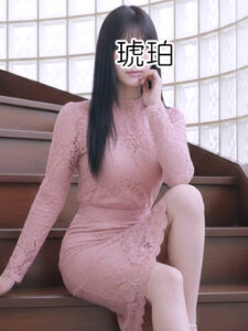 高身長で美脚のOLがオジサマを求めて【相澤】1