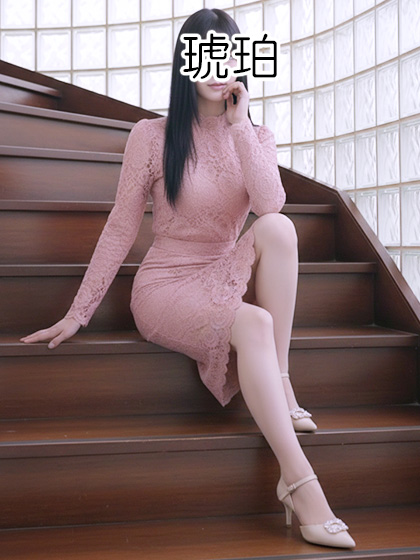 高身長で美脚のOLがオジサマを求めて【相澤】1